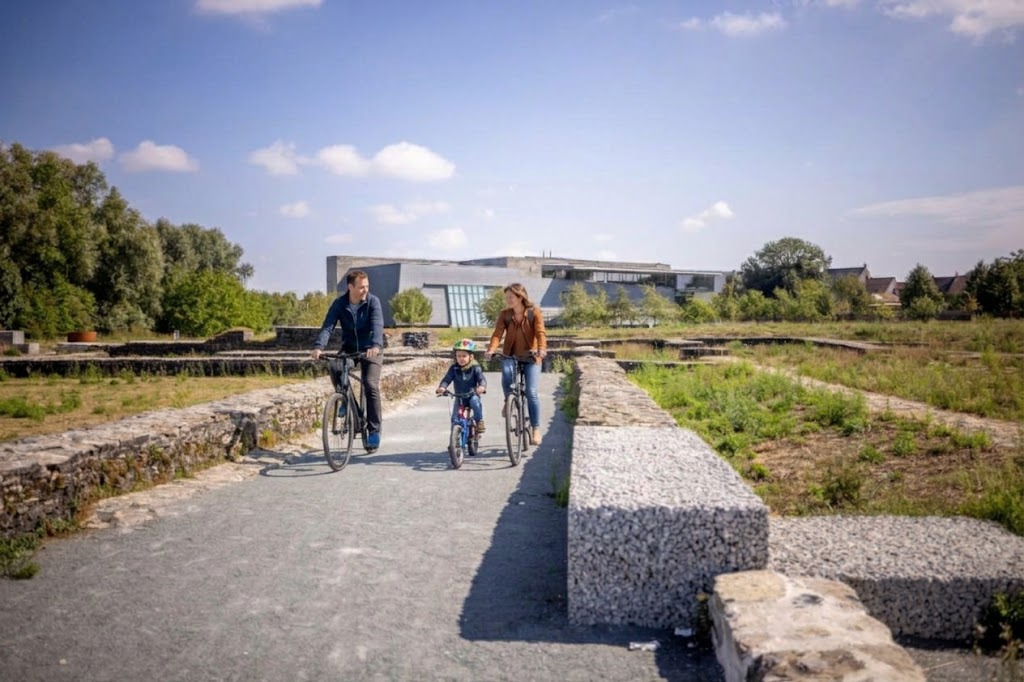 In het spoor van de monnik: fietsen door een verdwenen abdijlandschap